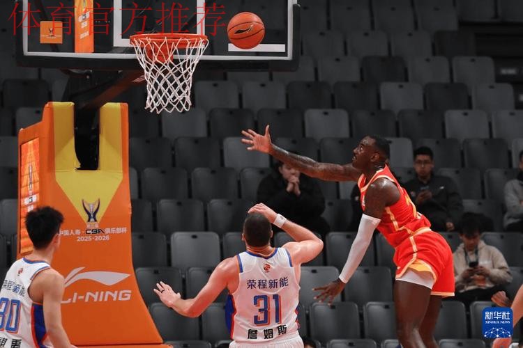 组图：CBA俱乐部杯广厦击败天津 塔克飞身暴扣